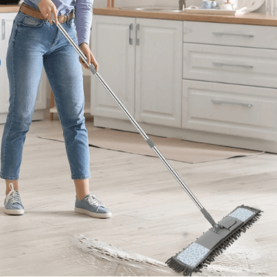 femme nettoie sol cuisine balai Ă plat professionnel