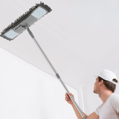 homme nettoie plafond balai Ă plat professionnel