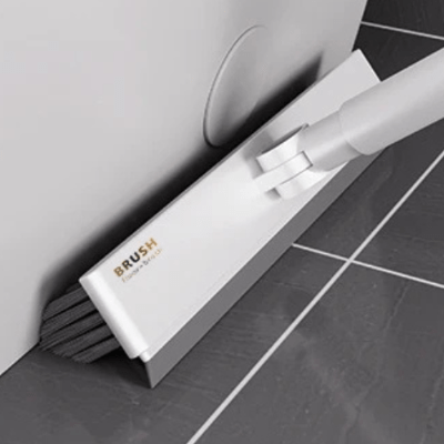 nettoyage salle de bain avec balai brosse pour carrelage blanc