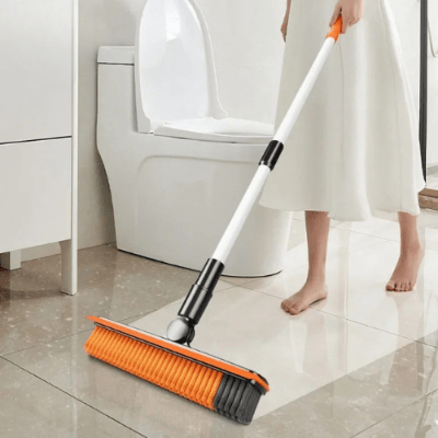 femme lave sol salle de bain balai brosse sol orange