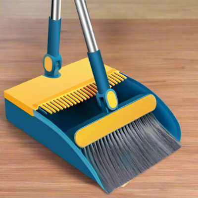 balai et pelle sur le parquet