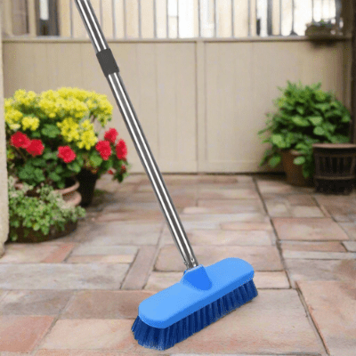 nettoyage cour maison balai pour terrasse bleu