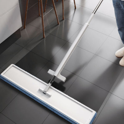 femme nettoie sol carreaux balai professionnel pour laver le sol