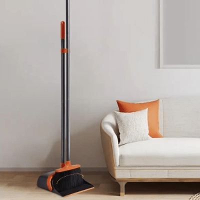 rangement décoratif avec balayette pelle