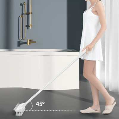 femme nettoie sol brosse balais