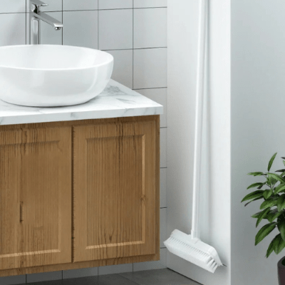suspendre brosse balai salle de bain