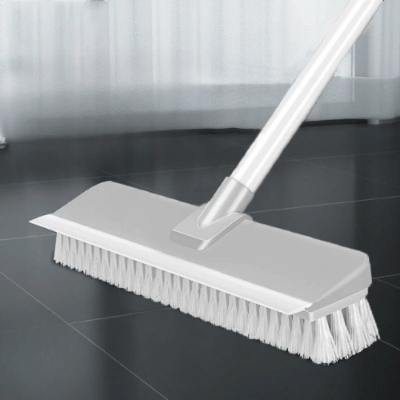 brosser sol carrelé avec brosse balais gris