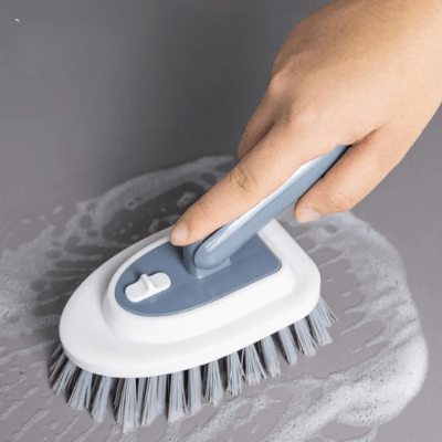 elle brosse sol avec brosse pour nettoyer salle de bain