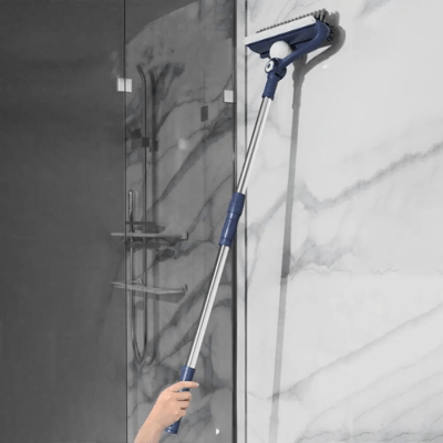 elle nettoie carrelage mur balais brosse