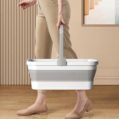 femme apporte seau pliable