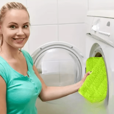 femme met balai trapèze machine à laver