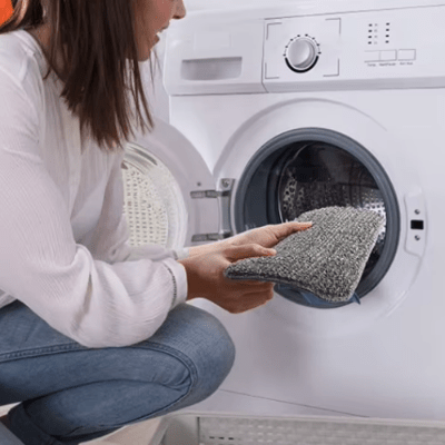 femme met serpillère microfibre en machine