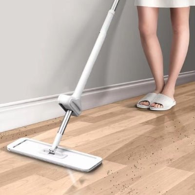 femme nettoie parquet balai pour laver le sol
