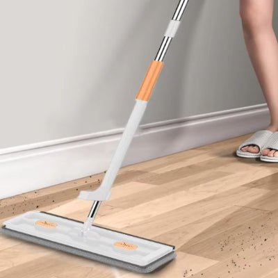 femme nettoie saleté balai lave sols