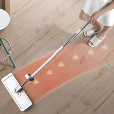 femme nettoie sol balai pour laver le sol