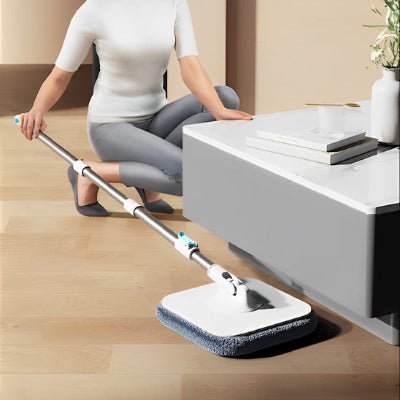 femme nettoie sous meuble seau et serpillière