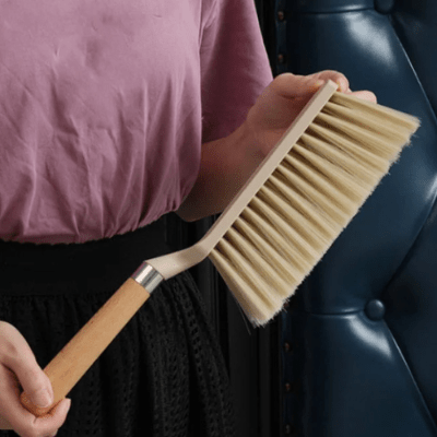 femme prend balayette