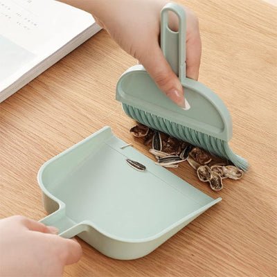 nettoie petit surface avec pelle balayette