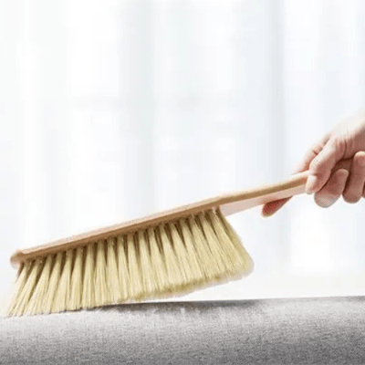 nettoie rapidement poussiĂšre avec balayette