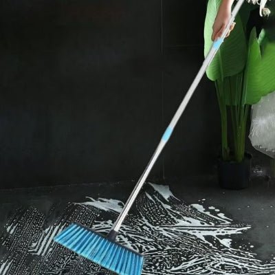 nettoyer sol savonneux avec balai bleu
