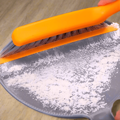 nettoyer poussiĂšre avec pelle balayette gris orange