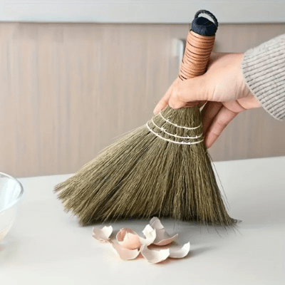 elle balaye saleté petit balai