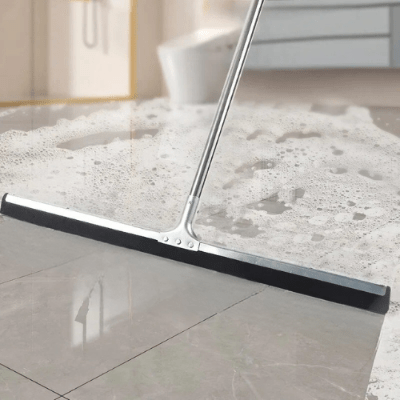 racler l'eau avec raclette sol professionnelle