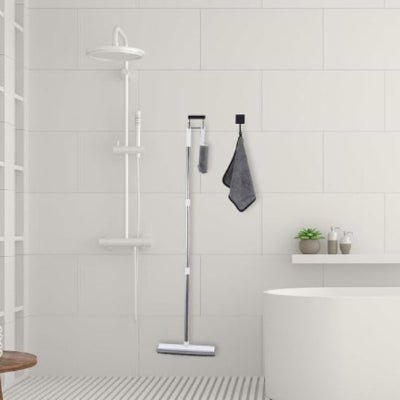 accroche balai caoutchouc rouge dans la salle de bain