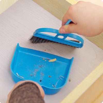 avec pelle et balayette nettoyer midette sur tableau