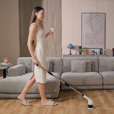 femme nettoie facilement avec balai brosse electrique rulvexmax