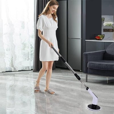 femme nettoie salon avec balai brosse electrique rulvexmax