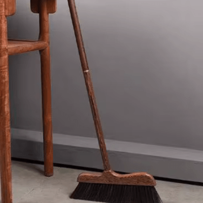 balai en bois à l'intérieur maison