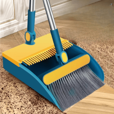 balai et pelle balayent taches au sol