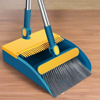 balai et pelle sur le parquet