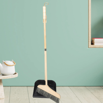 balai pelle bois acier au salon