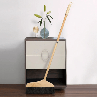 salon propre balai pelle bois acier