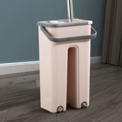 balai serpillère kaki sur sol parquet