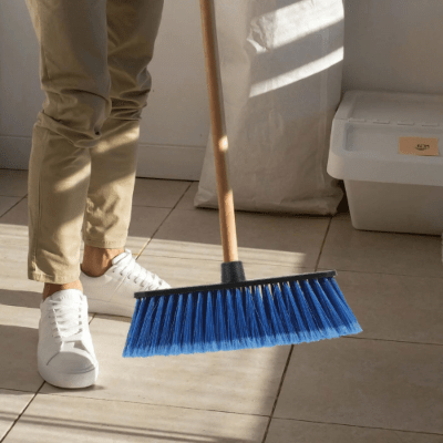 sol extérieur propre avec balai terrasse