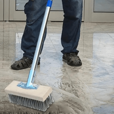Homme brosse sol carrelé avec balais exterieur sans effort