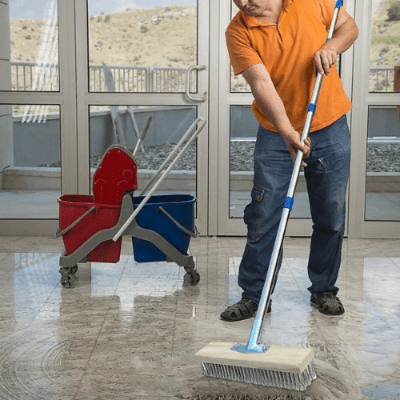 Avec-balais-exterieur-homme déloge saletés incrustées entre carreaux   