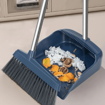 balayer et ramasser ordure avec balais et pelle