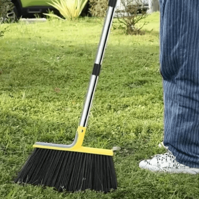 balayer jardin avec balai