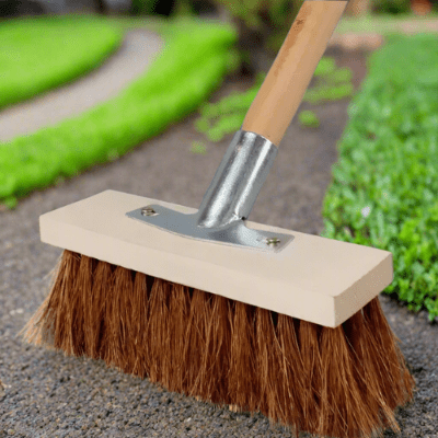 balayer jardin avec balais