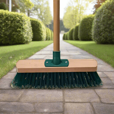 balayer l'allee avec balai cantonnier