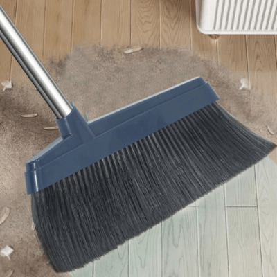 balayer poussière avec balais