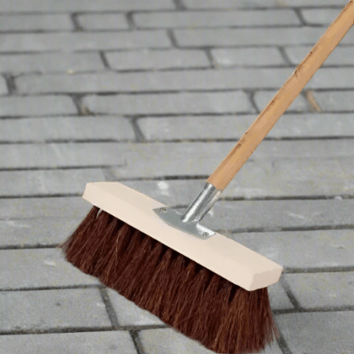 balayer sol pave avec balais