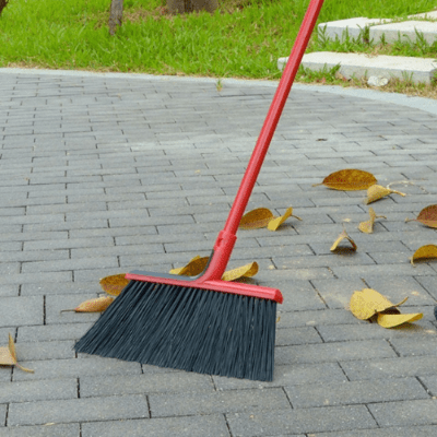 balayer sol pave extérieur avec balai rouge