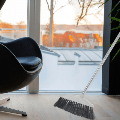 balayer sol salon avec balai