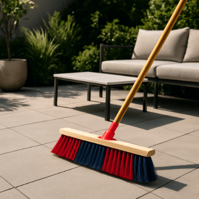 balayer sol terrasse avec balai de cantonnier