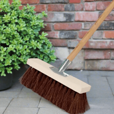 balayer terrasse avec balais